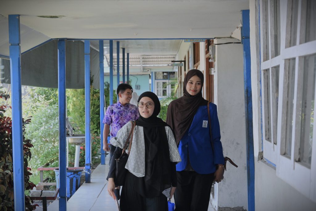 Tim Promosi PMB UIN Antasari saat menyusuri lorong kelas SMAN 1 Kuala Kapuas (Foto:Humas)