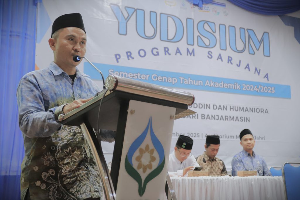 Wakil Dekan FUH UIN Antasari Bidang Akademik dan Kelembagaan Dr. Norhidayat, M.A. saat menyampaikan laporan (Foto:Humas/Haitami)