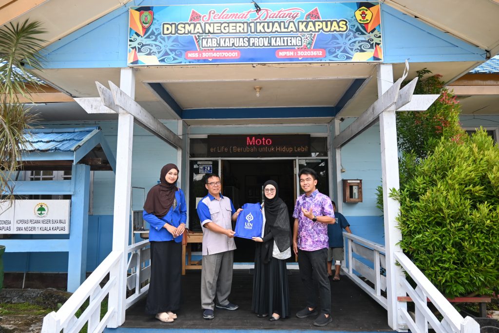 Wakil Kepala SMAN 1 Kuala Kapuas Bidang Kurikulum Mahar Mauludiono, S.Pd. saat menerima paket promosi UIN Antasari (Foto:Humas)