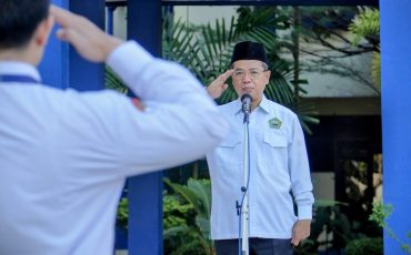Wakil Rektor UIN Antasari Bidang AUPK Dr. H. Akhmad Sagir, M.Ag. saat menjadi apel mingguan, 22 September 2025 (Foto:Humas/Haitami)
