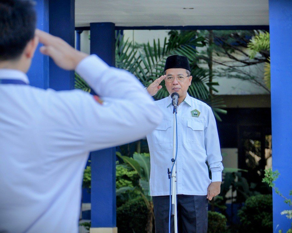 Wakil Rektor UIN Antasari Bidang AUPK Dr. H. Akhmad Sagir, M.Ag. saat menjadi apel mingguan, 22 September 2025 (Foto:Humas/Haitami)