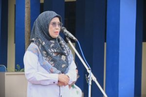 Wakil Rektor UIN Antasari Bidang Akademik dan Pengembangan Lembaga Prof. Dr. Hj. Nida Mufidah, M.Pd. saat menjadi pembina apel, 9 September 2025 (Foto:Humas)