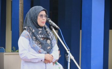 Wakil Rektor UIN Antasari Bidang Akademik dan Pengembangan Lembaga Prof. Dr. Hj. Nida Mufidah, M.Pd. saat menjadi pembina apel, 9 September 2025 (Foto:Humas)