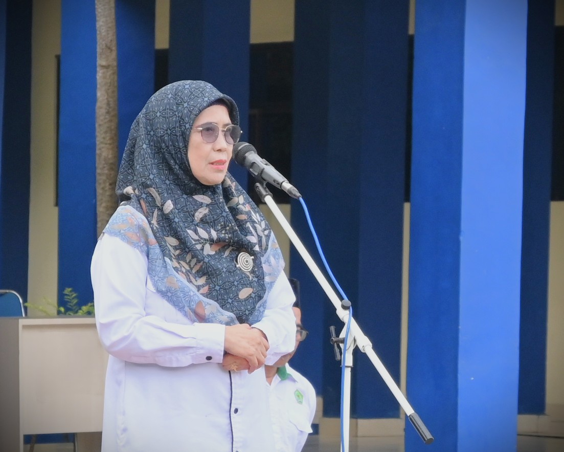 Wakil Rektor UIN Antasari Bidang Akademik dan Pengembangan Lembaga Prof. Dr. Hj. Nida Mufidah, M.Pd. saat menjadi pembina apel, 9 September 2025 (Foto:Humas)