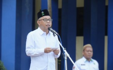 Wakil Rektor UIN Antasari Bidang Kemahasiswaan dan Kerja Sama Dr. Irfan Noor, M.Hum. saat menjadi pembina Apel Senin, 29 September 2025 (Foto:Humas/Baiti Rahmi)