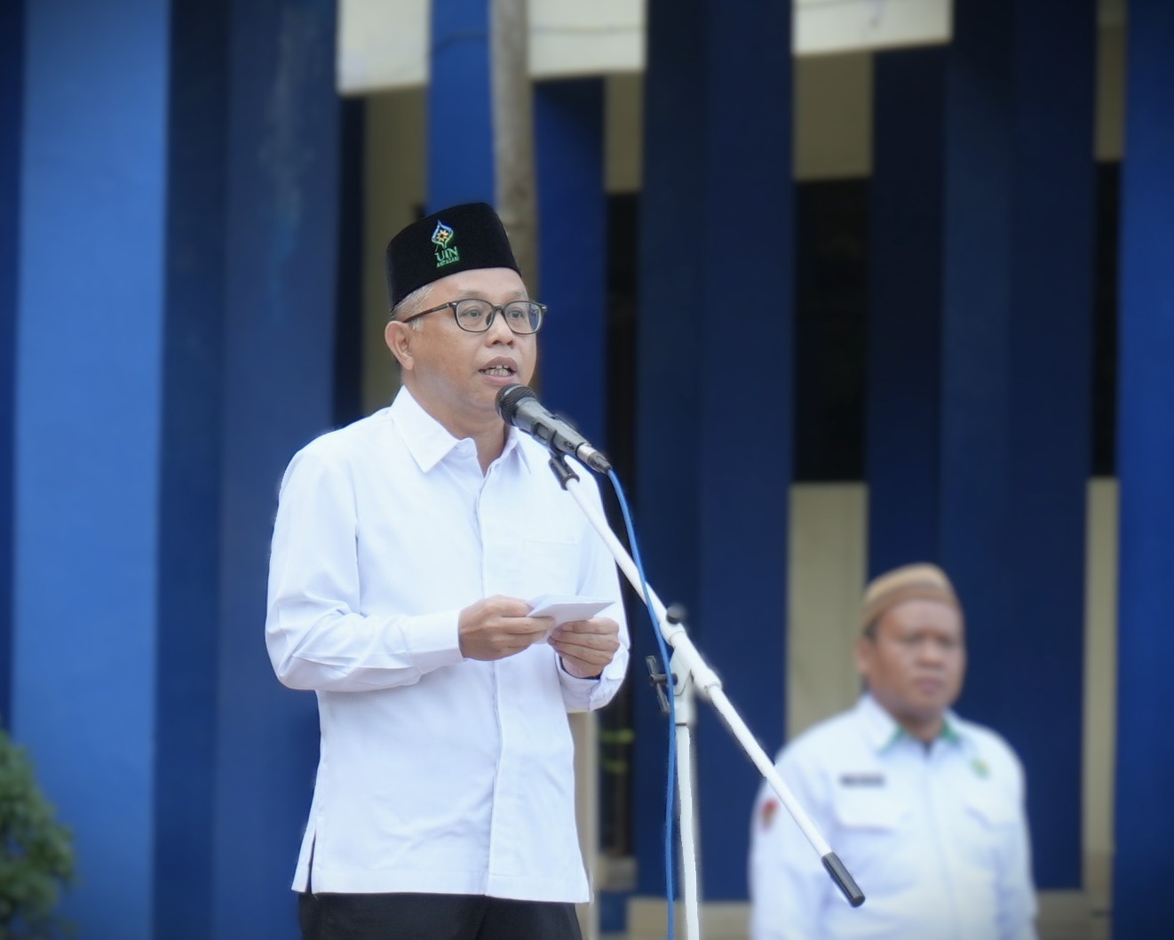 Wakil Rektor UIN Antasari Bidang Kemahasiswaan dan Kerja Sama Dr. Irfan Noor, M.Hum. saat menjadi pembina Apel Senin, 29 September 2025 (Foto:Humas/Baiti Rahmi)