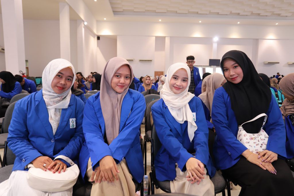 Para mahasiswi saat ceria bersiap mengikuti KKN (Foto:Humas/Haitami)