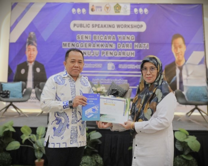 Anggota Komisi VIII DPR RI saat menerima kenang-kenangan dari UIN Antasari.