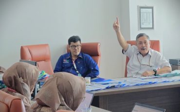 Asesor Prasetyo memberikan arahan kepada tim LSP UIN Antasari (Foto:Humas/Noor Hasanah)