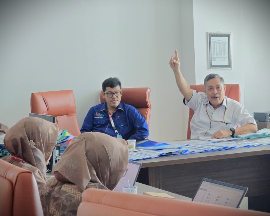 Asesor Prasetyo memberikan arahan kepada tim LSP UIN Antasari (Foto:Humas/Noor Hasanah)