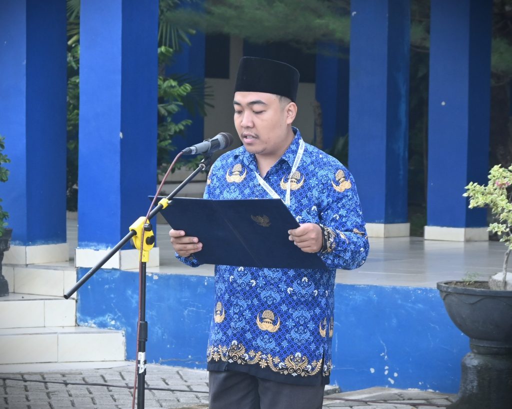 Azimi Ramadhan, S.Pd. saat membacakan naskah Pembukaan UUD 1945 (Foto:Humas/Jamal Ripani)