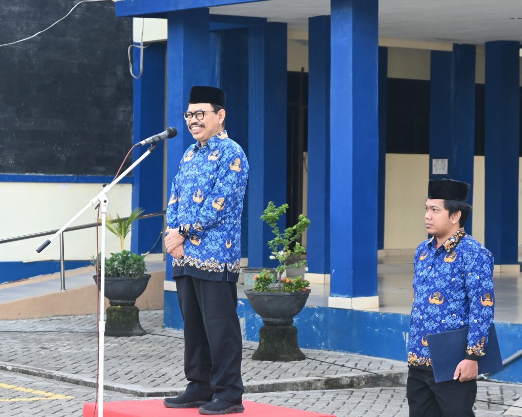 Rektor saat menjadi pembina Apel Hari Kesadaran Nasional (Foto:Humas/Jamal Ripani)