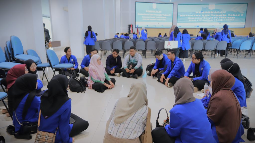 Dosen Pembimbing Lapangan saat sedang berdiskusi dengan kelompok mahasiswa KKN (Foto:Humas/Haitami)