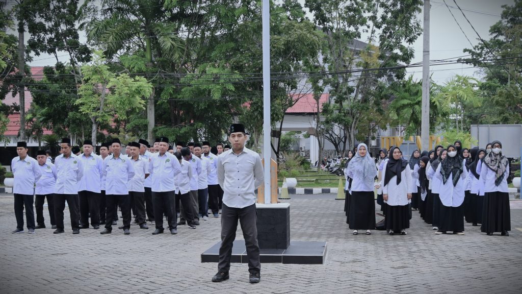 Dr. Adi Anshari, M.Pd.I. saat menjadi Pemimpin Apel (Foto:Humas/Jamal Ripani)
