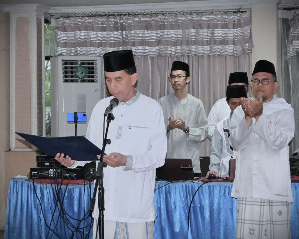 Dr. H. Hasni Noor, M.Ag. saat memimpin pembacaan doa (Foto:Humas/Jamal Ripani)