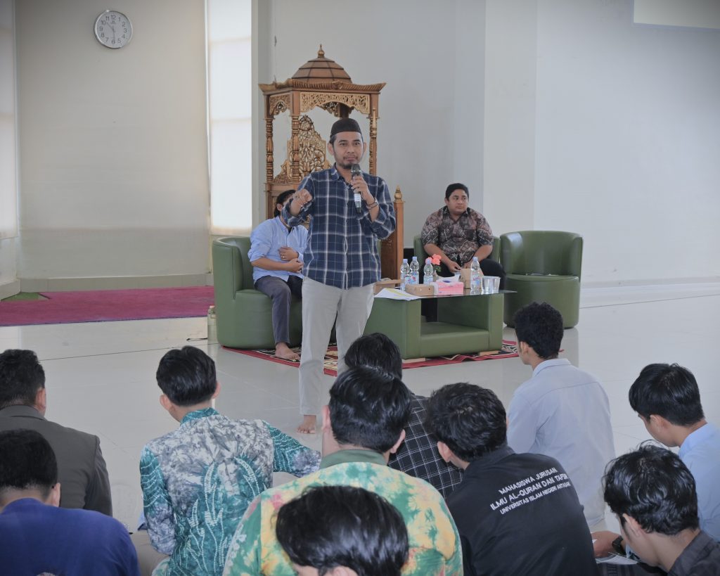 Dr. Hajriansyah, M.Ag. saat memaparkan materi (Foto:Humas/Jamal Ripani)