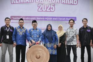 Foto bersama dengan Rektor usai membuka acara (Foto:Humas/Jamal Ripani)