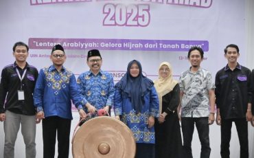 Foto bersama dengan Rektor usai membuka acara (Foto:Humas/Jamal Ripani)