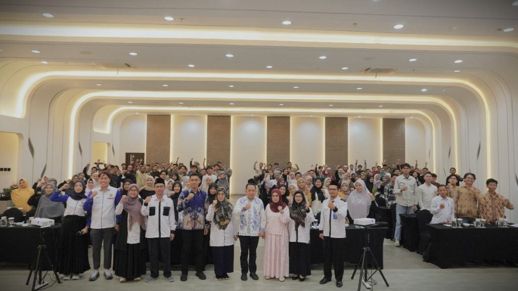 Foto bersama dengan para peserta.