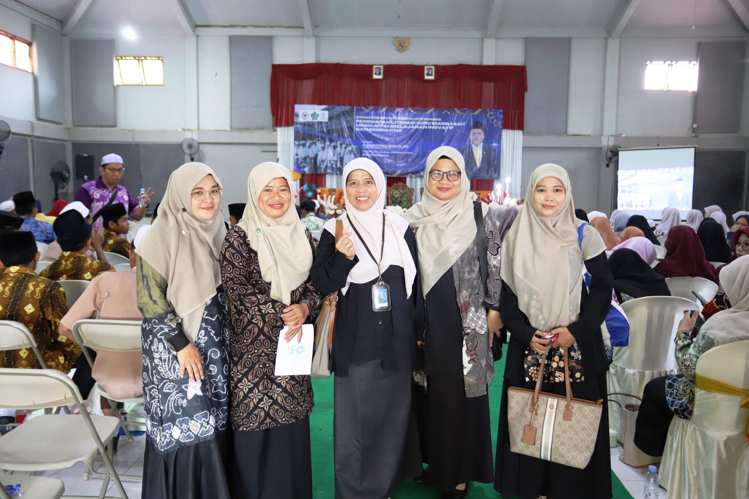 Foto bersama panitia pelaksana sesaat sebelum acara dimulai. (Foto: Humas)