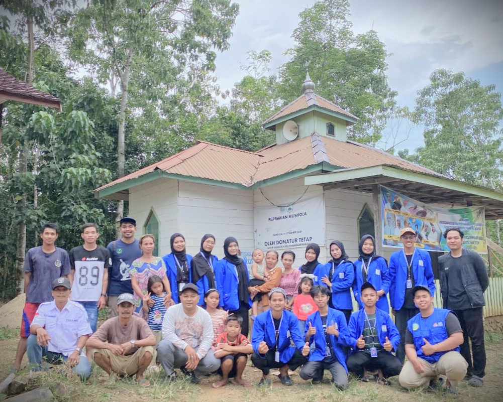 Foto bersama usai kegiatan sosial.