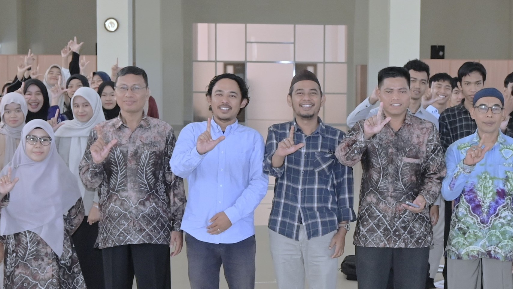 Foto bersama usai pembukaan (Foto Humas Jamal Ripani) - untuk thumbnail