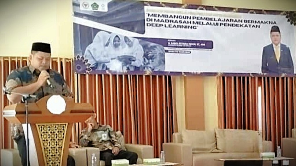 H. Sandi Fitrian Noor, S.T., M.M. saat membuka acara.