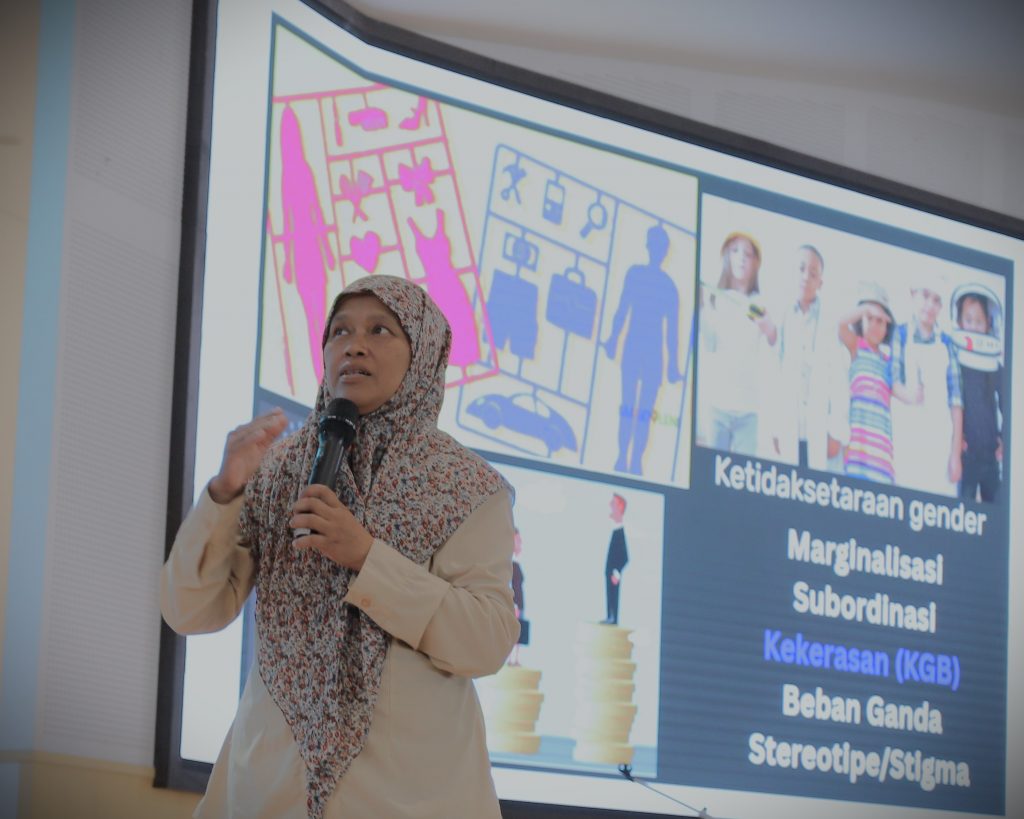 Helmi Nuraini, M.Pd.I. saat menjadi narasumber (Foto:Humas/Haitami)