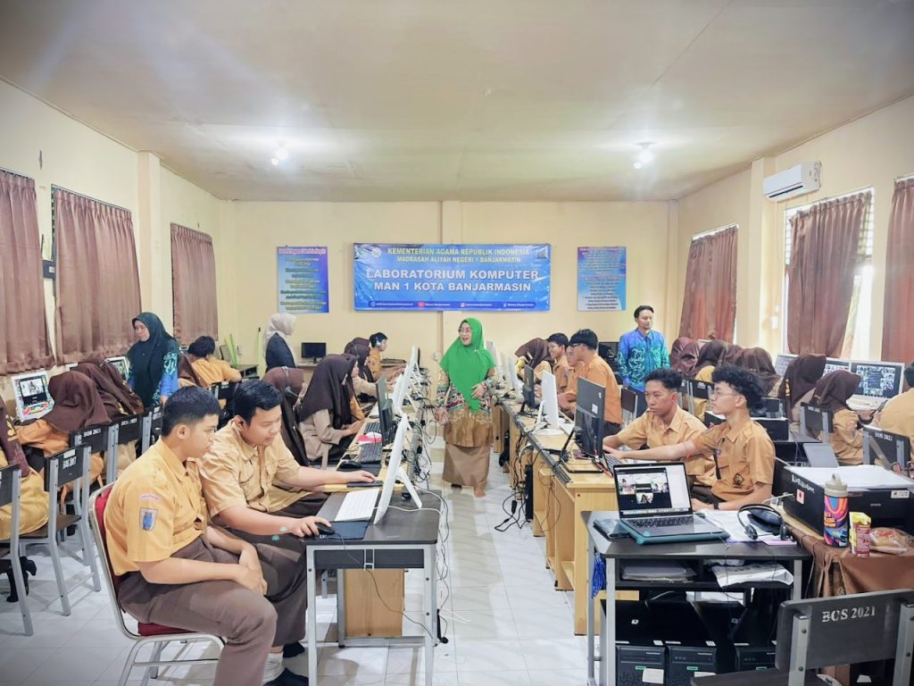 Hj, Mariani, S.Ag., S.Pd.I. saat memantau kelancaran acara (Foto:Humas MAN 1)