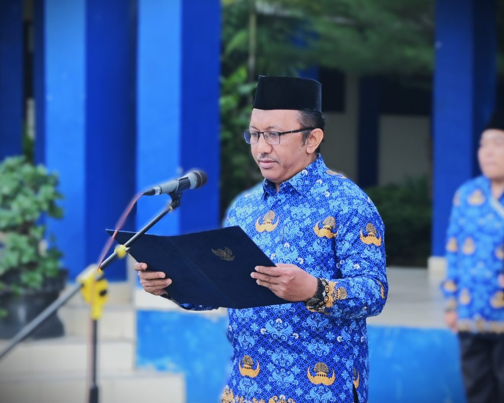 Kabag Mikwa UIN Antasari H. Haris Fadilah, S.Ag., M.Pd.I. saat membacakan Ikrar Hari Kesaktian Pancasila (Foto:Humas/Jamal Ripani)