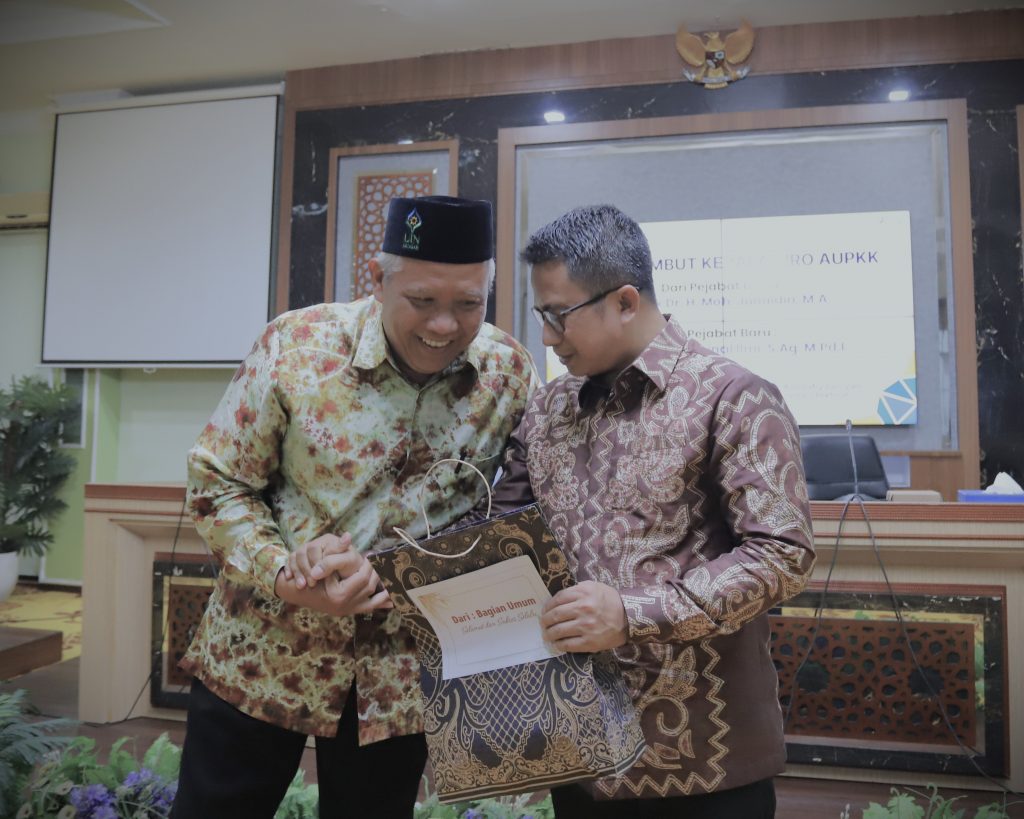 Kabag Umum saat memberikan kenang-kenangan (Foto:Humas/Haitami)