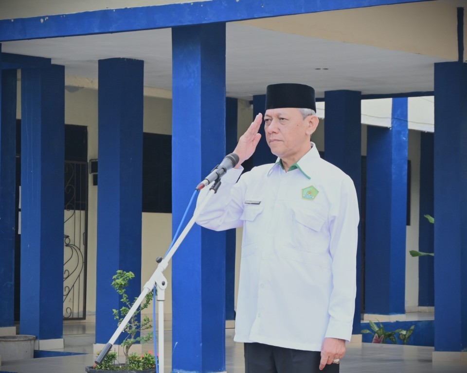 Karo AAKK UIN Antasari Dr. H. Ridwansyah, M.Si. saat menjadi pembina apel, 6 Oktober 2025 (Foto:Humas/Jamal Ripani)