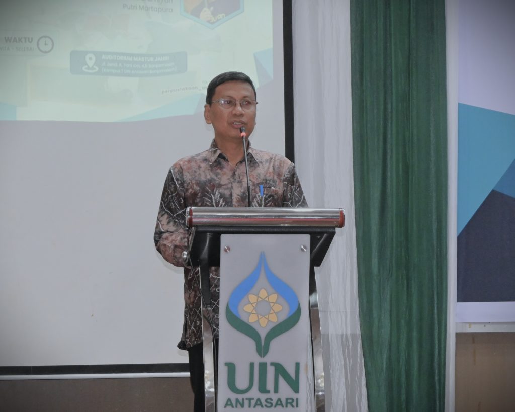 Kepala UPT Perpustakaan UIN Antasari Dr. Saifuddin, M.Ag. saat membuka acara (Foto:Humas/Jamal Ripani)