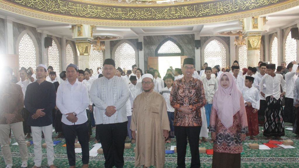 Keynote Speaker Sandi Fitrian Noor, S.T, M.M bersama Guru Juhran dan Panitia Divisi Pondok Pesantren.