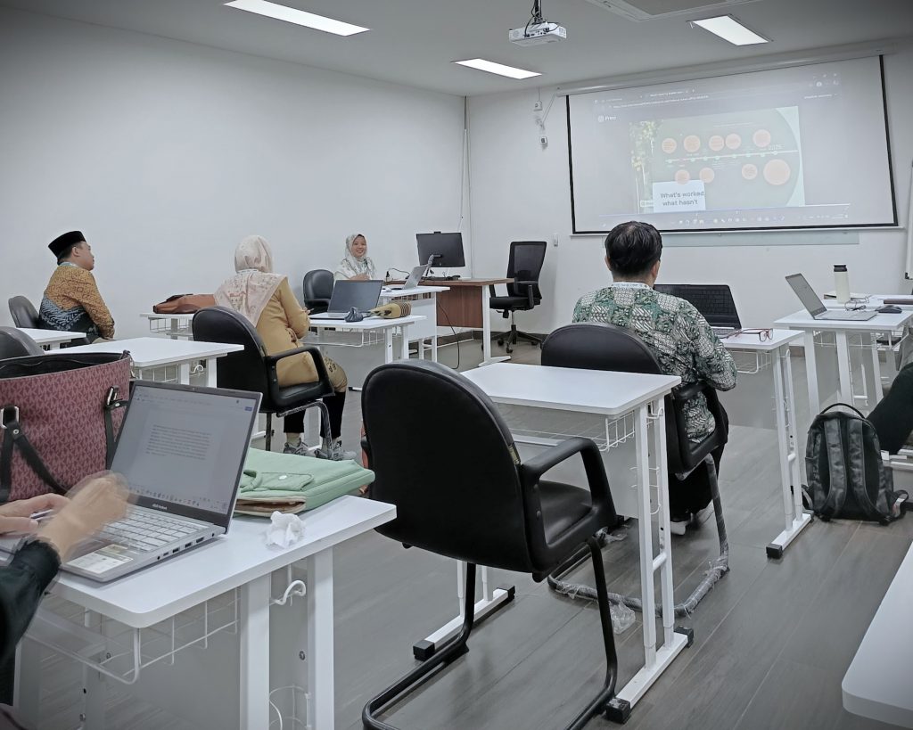 Khalilah Nur Azmy, M.A. saat mempresentasikan karyanya (Foto:Istimewa)