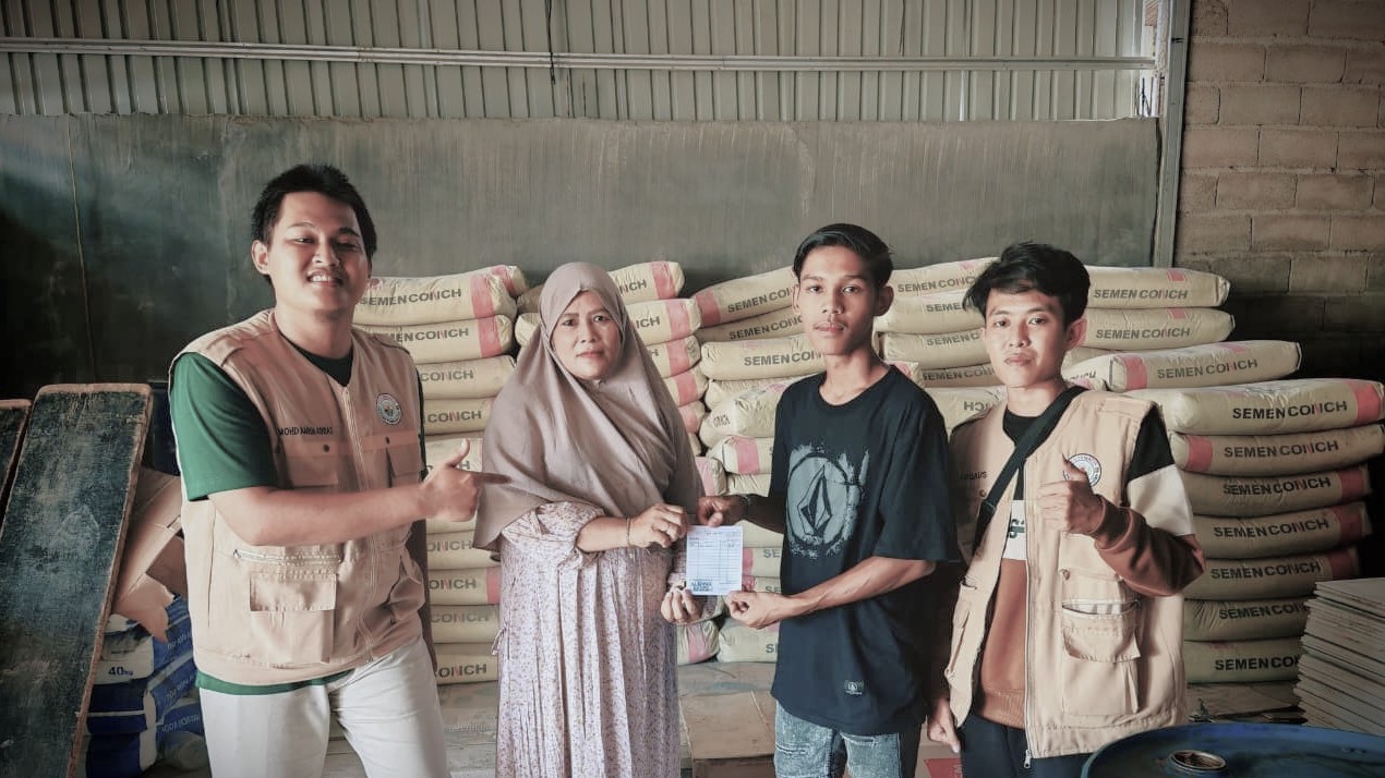 Mahasiswa KKN UIN Antasari saat menyerahkan bantuan.