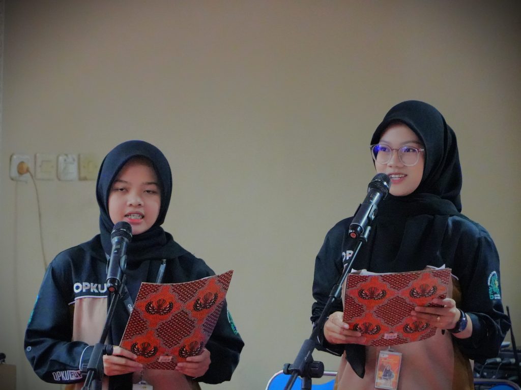Mahasiswi PKU saat memandu jalannya acara (Foto:Humas)