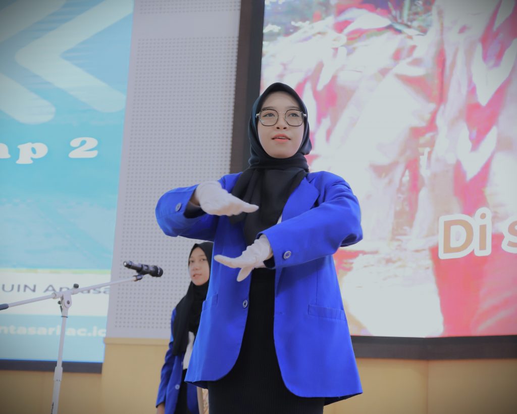 Mahasiswi UIN Antasari saat menjadi dirigen Lagu Indonesia Raya (Foto:Humas/Haitami)