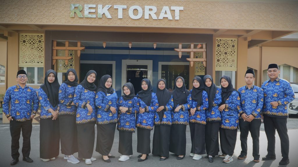 Monika Selva Karina, S.E. (5 dari kiri) saat berfoto bersama rekan-rekannya sesama CPNS (Foto:Humas/Rudy Hermawan)