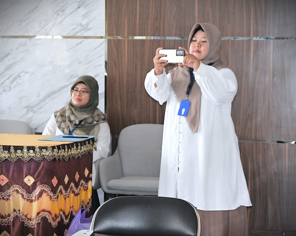 Mufidatun Nisa, S.Th.I., M.Fil.I. dan Raisya Hani saat memantau kelancaran acara (Foto:Humas/Jamal Ripani)