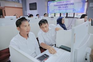 Muhammad Alwi bersama rekan-rekannya saat mengikuti bimtek (Foto:Humas)