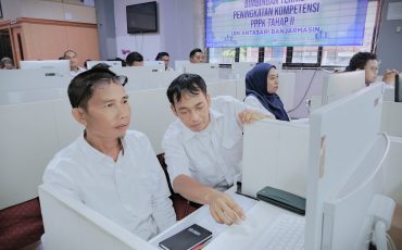Muhammad Alwi bersama rekan-rekannya saat mengikuti bimtek (Foto:Humas)