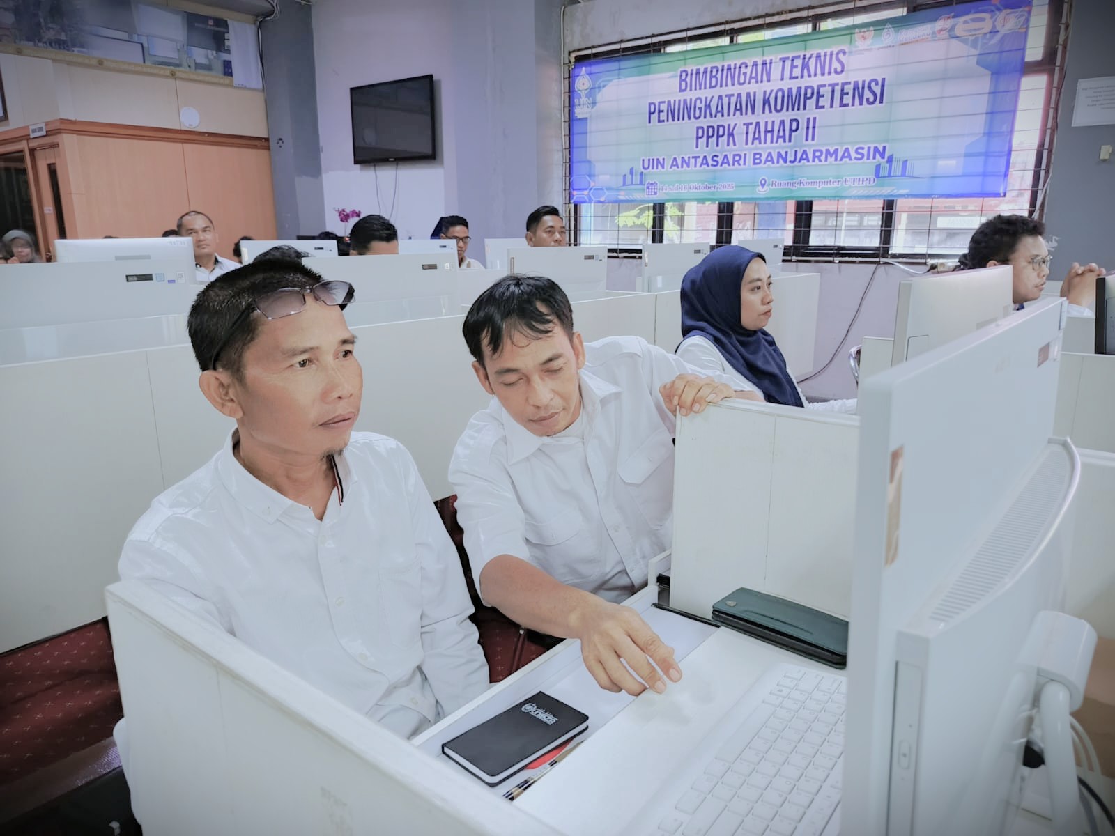 Muhammad Alwi bersama rekan-rekannya saat mengikuti bimtek (Foto:Humas)