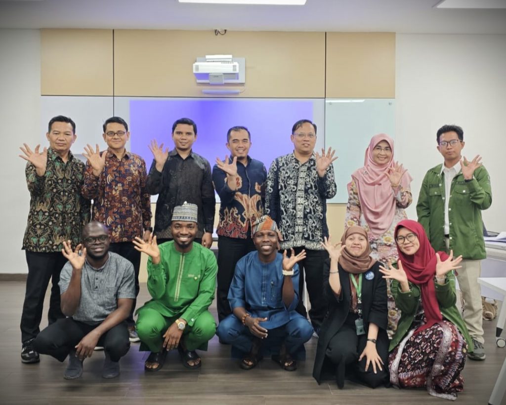 Musyarrafah Sulaiman Kurdi, M.Pd.I. (kanan bawah mengenakan jas hitam) usai memandu jalannya diskusi paralel sesi kedua AICIS+ 2025 (Foto:Istimewa)