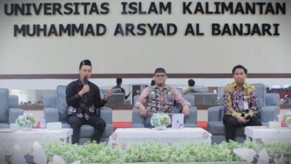 Moderator Muhammad Adli Nurul Ihsan, M.Pd.I. bersama Narasumber Dr. Barsihanor, M.Pd.I. dan Noor Azmi, S.Pd.I., M.Pd., Gr. (Foto:Tim Divisi Ponpes FTK UIN Antasari)