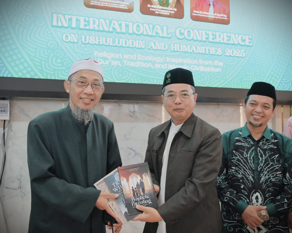 Narasumber dari Malaysia saat menerima kenang-kenangan (Foto:Humas)