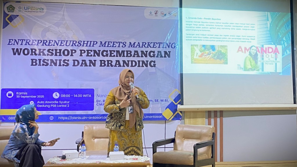 Narasumber sedang memaparkan materinya.