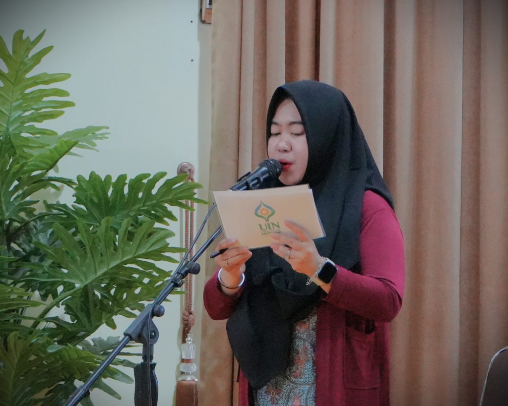 Nurrizky Novita Wardhani, S.Kom., M.I.Kom. saat memandu jalannya acara (Foto:Humas/Baiti Rahmi)