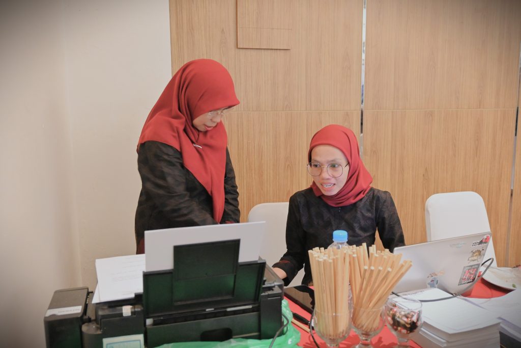 Panitia saat sedang menuntaskan administrasi peserta (Foto:Humas/Jamal Ripani)