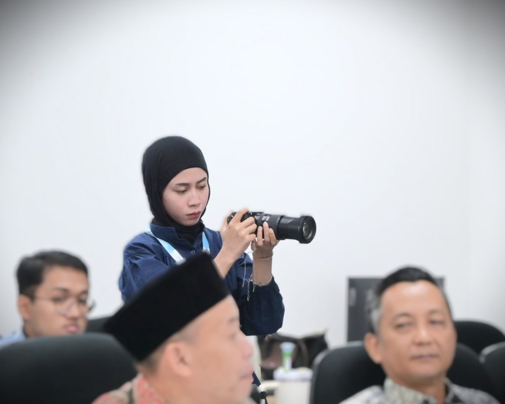 Panitia sedang mengabadikan momen (Foto:Humas)